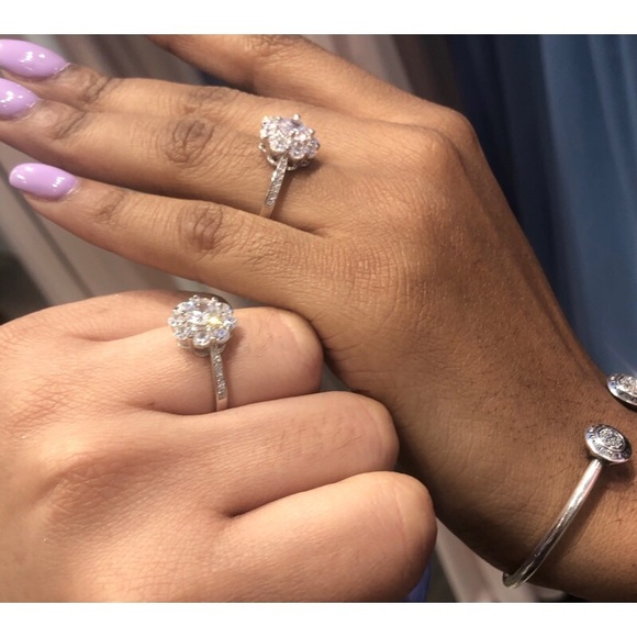 Gorgeous Cubic Zirconia Flower Ring - Picture 8 of 8